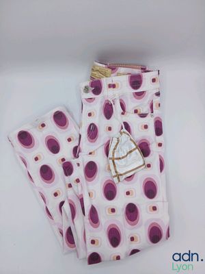 un gros plan sur un pantalon muni d'une étiquette