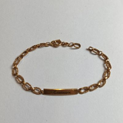 un bracelet en or orné d'une barre