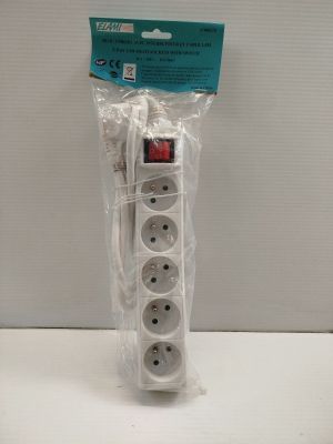 une multiprise blanche à laquelle sont raccordés plusieurs fils