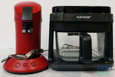 une cafetière rouge à côté d'une cafetière rouge