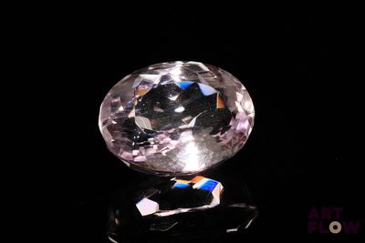 gros plan d'un diamant sur une surface noire