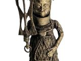 statue d'une femme tenant un couteau dans une main et un autre couteau dans l'autre