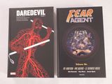 deux livres posés sur une table blanche, sur fond blanc