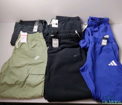 trois paires de pantalons de survêtement Nike pour homme et un pantalon