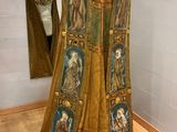une image représentant une robe sur laquelle figure le portrait d'une femme