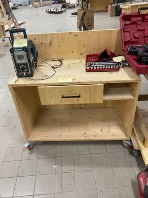 un établi sur lequel sont posés des outils, dans un atelier