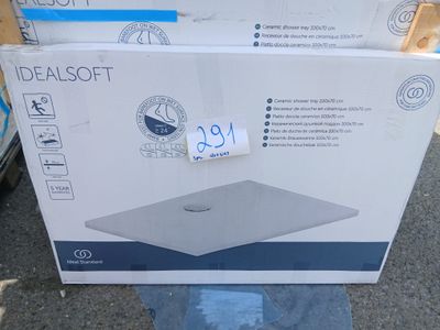 Des cartons contenant des ordinateurs portables sont empilés les uns sur les autres par terre
