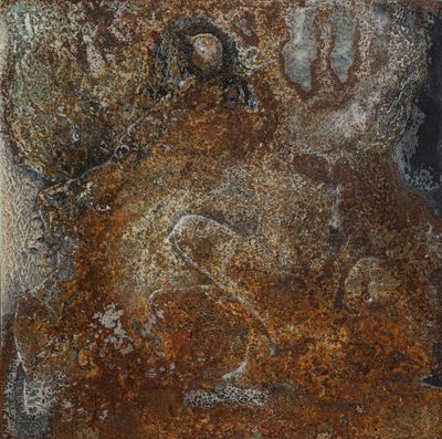 une vieille plaque métallique rouillée sur laquelle figure l'image d'un homme et d'une femme