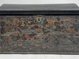 une vieille boîte en bois dont le couvercle est orné d'un motif floral