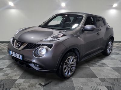 La Nissan Juke est garée sur un sol en carrelage à damier.