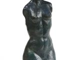 sculpture représentant un torse féminin posé sur un socle, sur fond blanc