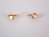 une paire de boucles d'oreilles en or et diamants sur fond blanc
