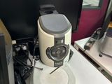 une cafetière posée sur un bureau
