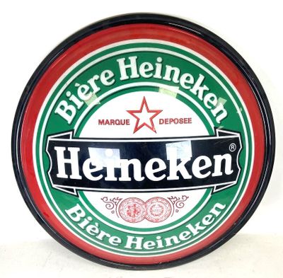 une affiche portant l'inscription « Heineken » sur le mur