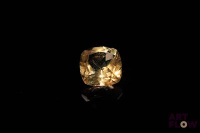 un diamant jaune sur fond noir