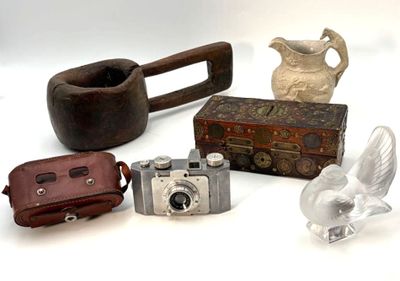 a lot of small objects that are sitting on a table