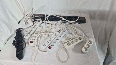 beaucoup de câbles et de télécommandes posés sur une table