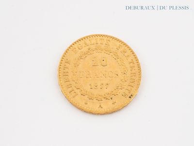 une vieille pièce d'or posée sur une surface blanche