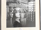 photographie en noir et blanc d'un homme travaillant sur une machine dans une usine