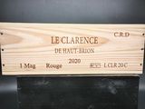 boîte en bois sur laquelle figure le nom d'une bouteille de vin