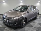 la photo d'une voiture garée dans un garage