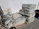 une pile de barres métalliques posée sur une palette