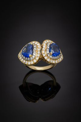 une paire de bagues en saphir bleu et diamants
