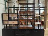 une armoire noire avec des étagères et des tiroirs dans une pièce