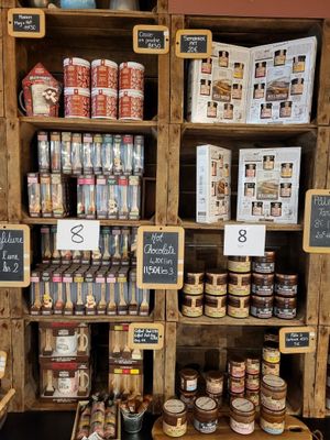 de nombreux bocaux de conserve sur les rayons du magasin