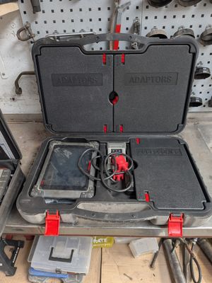 une boîte à outils contenant des outils et une tablette