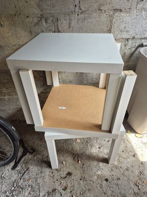 une petite table blanche sur laquelle est posée une boîte en carton