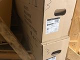 deux cartons empilés l'un sur l'autre dans une pièce