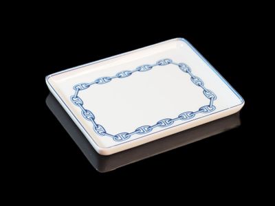 assiette rectangulaire bleue et blanche, ornée d'une bordure décorative sur un fond noir