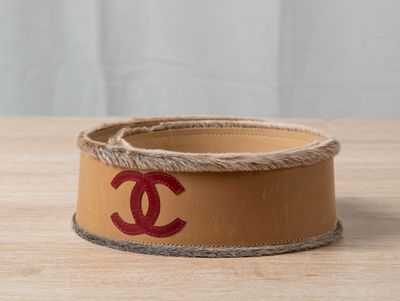 CHANEL Ceinture corset en cuir beige à ganses fausse fourrur… - Photo 1