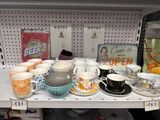 de nombreuses tasses et soucoupes sur l'étagère du magasin
