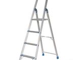 un gros plan d'une échelle sur fond blanc