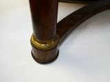 un gros plan d'une table sur laquelle se trouve un vase