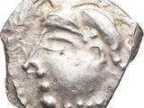 gros plan d'une pièce d'argent avec un visage dessus