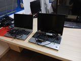 deux ordinateurs portables posés sur un bureau