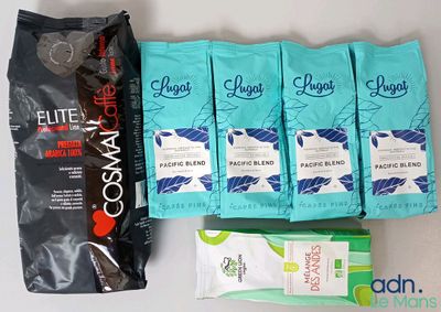 cinq paquets de café, un paquet de chocolat et un paquet de café