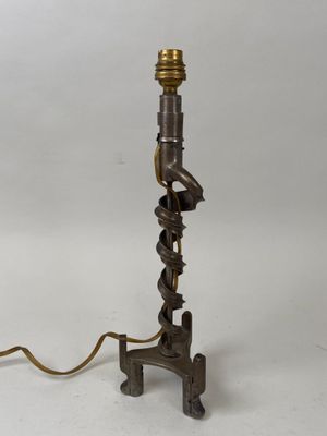 une lampe de table ancienne en laiton, au motif en spirale et dotée d'un abat-jour en verre