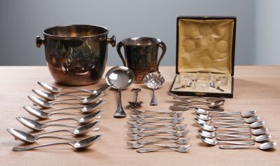 Ensemble de vaisselle et de couverts en métal argenté compre…