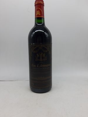 une vieille bouteille de vin posée sur une table blanche