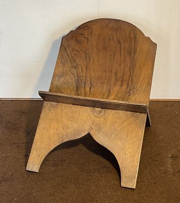 une chaise en bois posée par terre