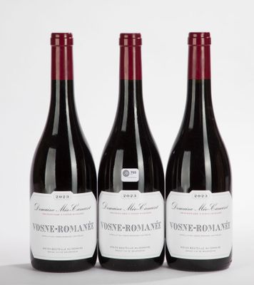 trois bouteilles de vin sont alignées sur une surface blanche
