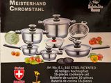 une boîte sur laquelle sont posés tout un tas de casseroles et de poêles