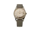 un gros plan d'une montre sur un fond blanc avec un fond blanc