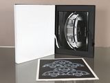 une photo en noir et blanc d'une montre dans un coffret