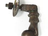 un objet métallique accroché au mur