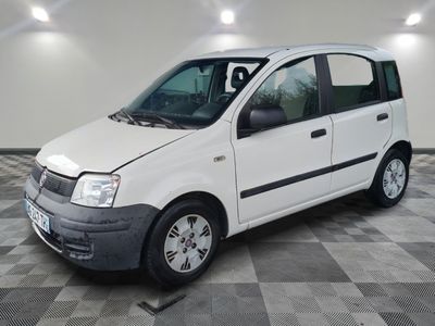 la photo d'une petite camionnette blanche garée dans un garage